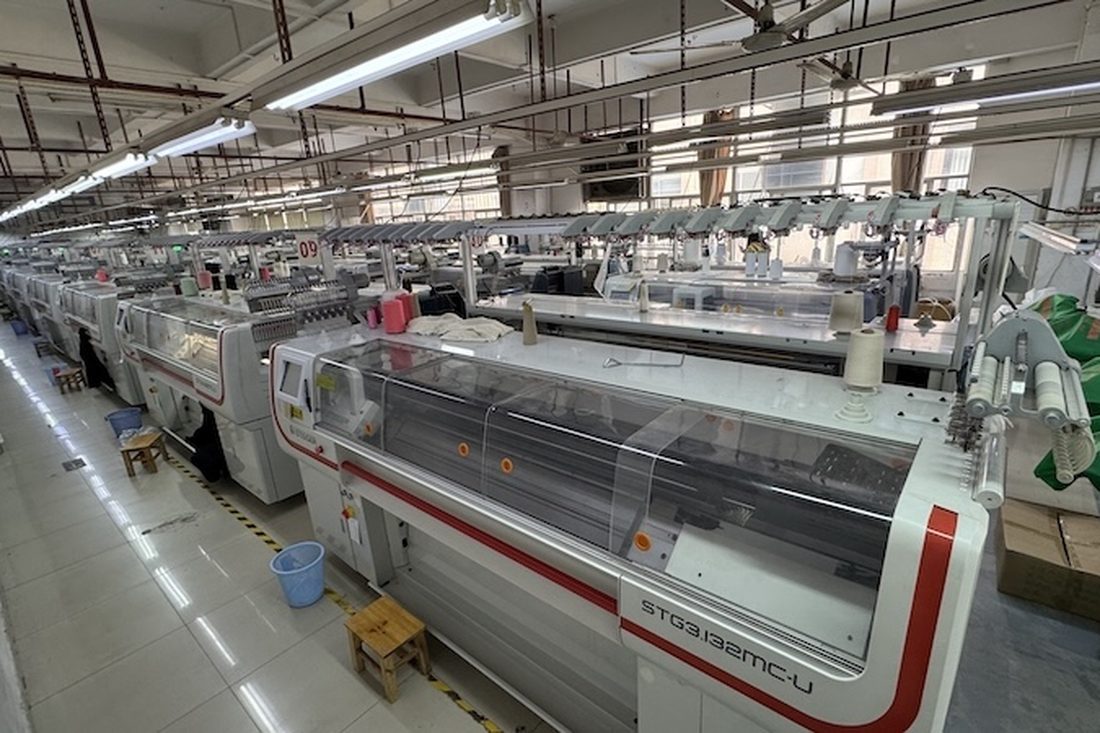 Knitting floor with rows of computerised flat knitting machines